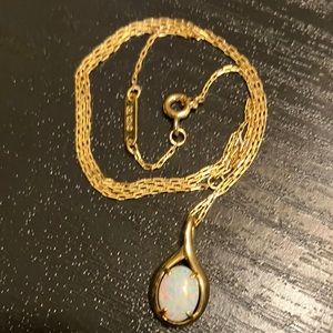 18k yellow gold opal pendant and necklace 3.3 grams